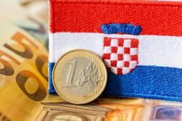 Kroatien hat formal die vier wirtschaftlichen Konvergenzkriterien erfüllt und wird Anfang 2023 den Euro einführen.